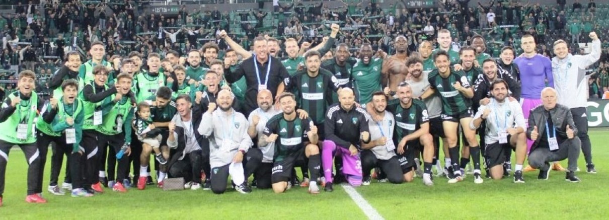 16 yıl sonra Süper Lig’deki ilk galibiyetin çoşkusunu sahada yaşadılar
