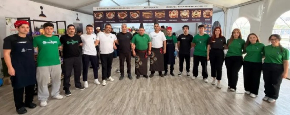 Antikkapı çalışanları Yeşil Siyah kıyafetle serviste