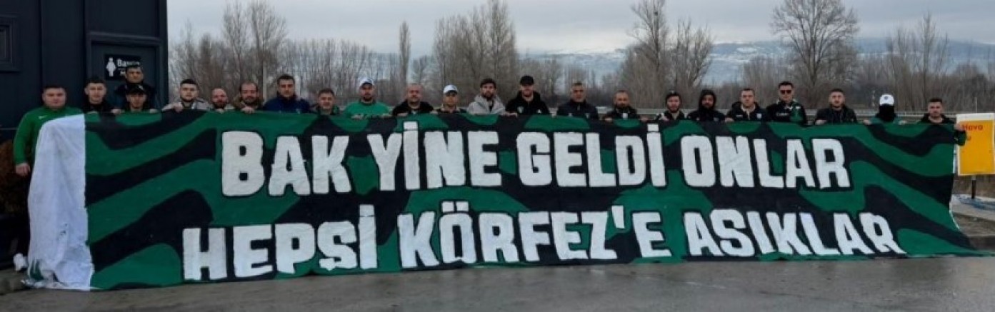 “Bak yine geldi onlar, hepsi Körfez’e aşıklar” pankartı