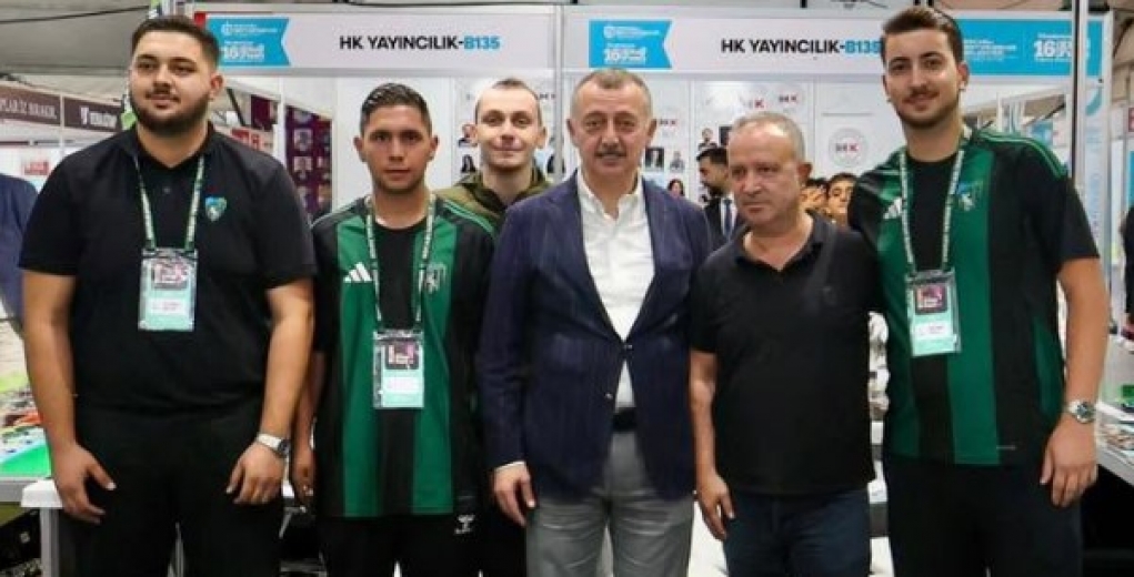 Büyükakın Kitap Fuarı Yeşil Siyahlı Standta