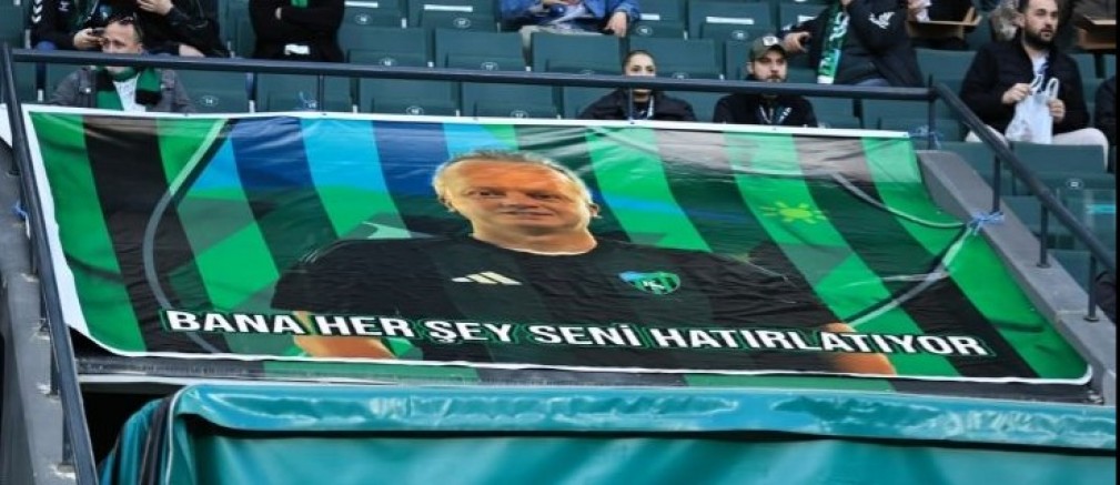 Cem Özer'in pankatı tribünlere asıldı