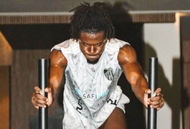 Chelsea'lı Lavia Nonge'nin formasıyla antremanda