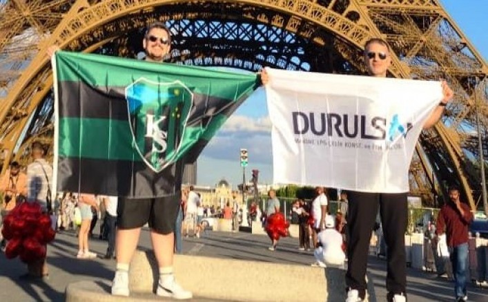 Durulsan çalışanları Eyfel önünde Yeşil Siyahlı Bayrakla 
