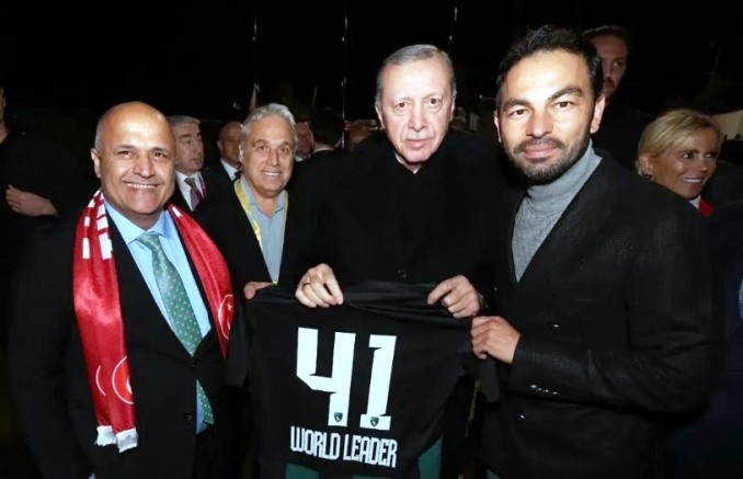 Erdoğan'a 'World Leader' Forması Recep Başkan ve Selçuk hocadan