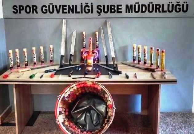 Göztepeli taraftarların 80 meşale ve kesici aletleri yakalandı 