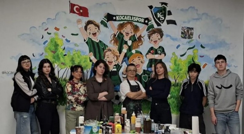 Güzel Sanatlılardan yeşil siyahlı duvar resmi