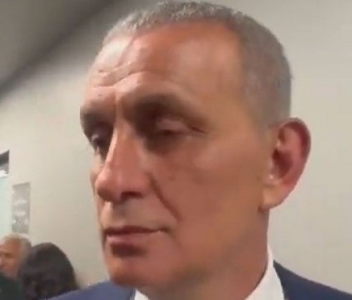 Hacıosmanoğlu’na kupa töreninde protesto