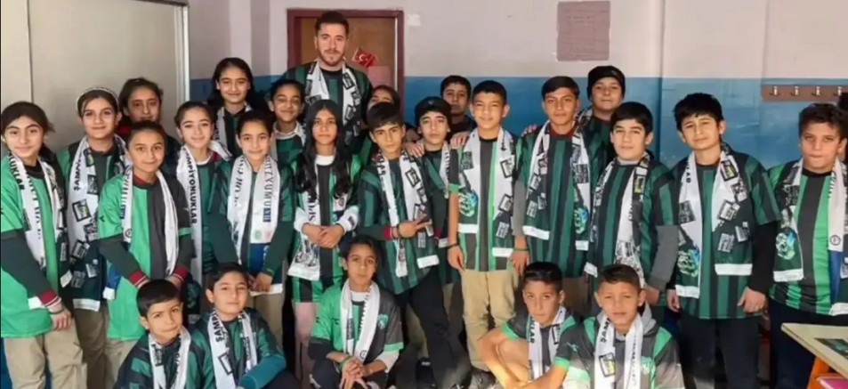 Hodri Meydan Urfa Haliliye Osmanlı Ortaokulu öğrencilerine atkı gönderdi