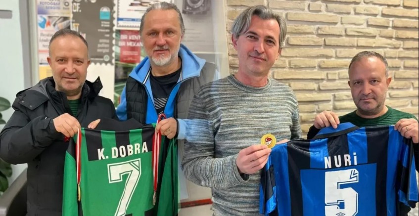 Kaan  Dobra ve Nuri'den müzeye forma bağışı