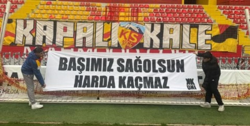 Kapalı Kale Taraftar grubu Harda Kaçmaz Pankartı astı