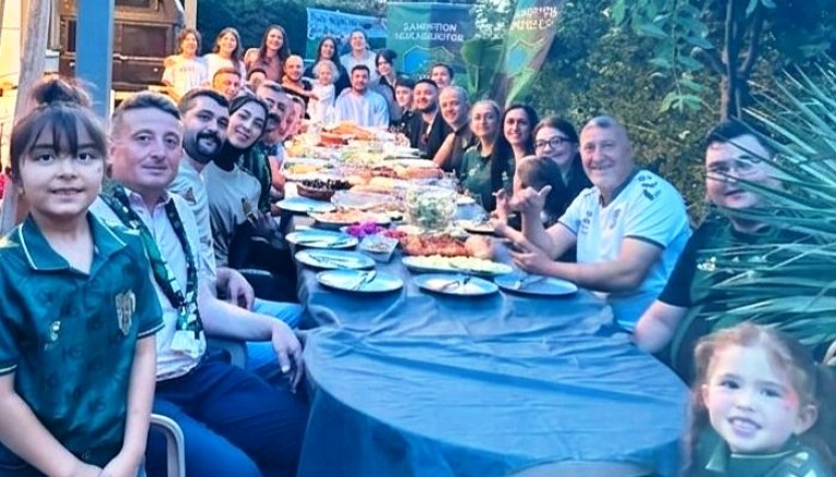 Kaptanlar Gökhan ve Ahmet'e  Urla'da Marşlar ve tezahüratlar veda