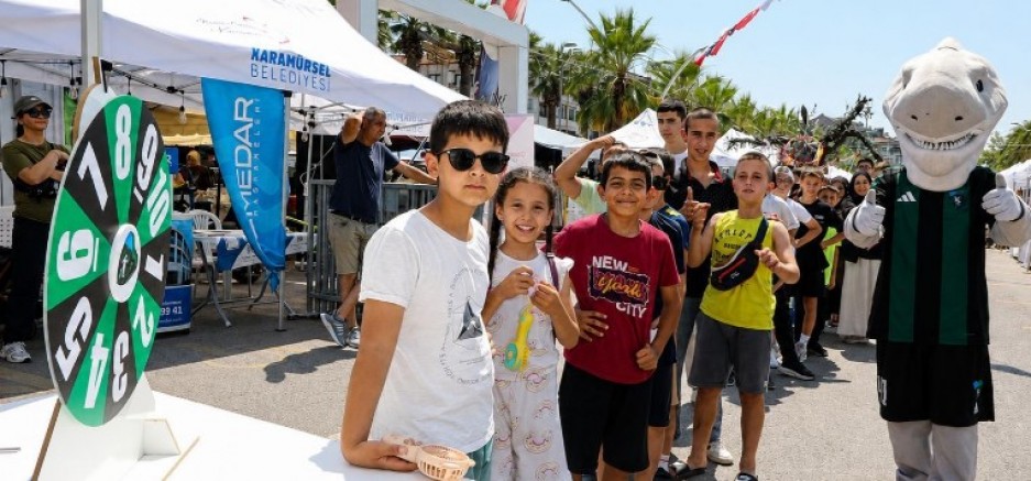 Karamürsel Festivalinde Yeşil Siyahlı hediyeler