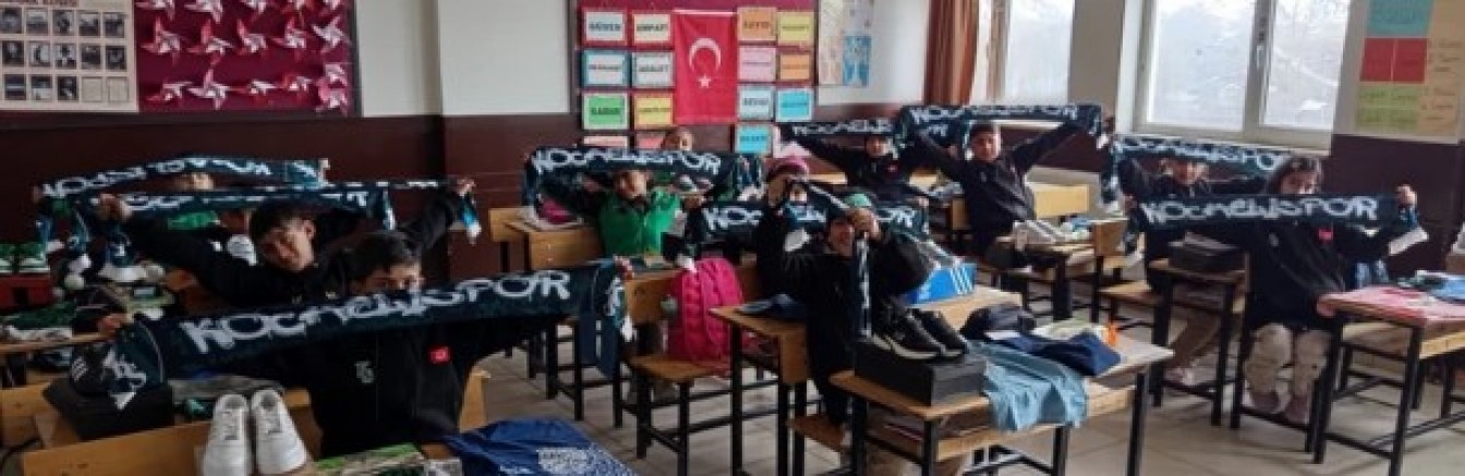 Kerem Erman'ın Vandaki çocuklara giyisi desteği