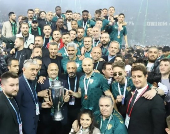 Kocaelispor 16 Yıldan sonra  Süper ligte! Şampiyon ekip kupayı kaldırdı