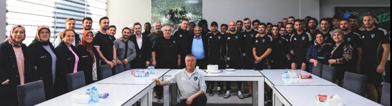 Kocaelispor futolcular,teknik heyet çalışanlar Recep Başkanın yaşgününde