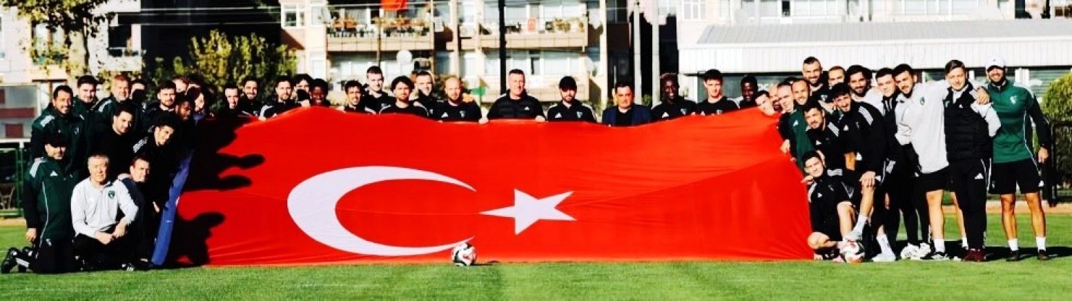 Kocaelispordan antremanda dev bayrakla Cumhuriyet Bayramı kutlaması