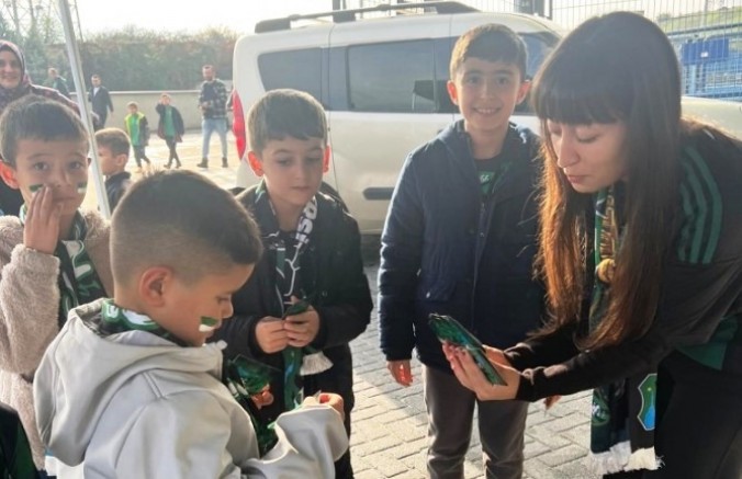 Kocaelisporlu çocukların futblcu kartları ilgisi