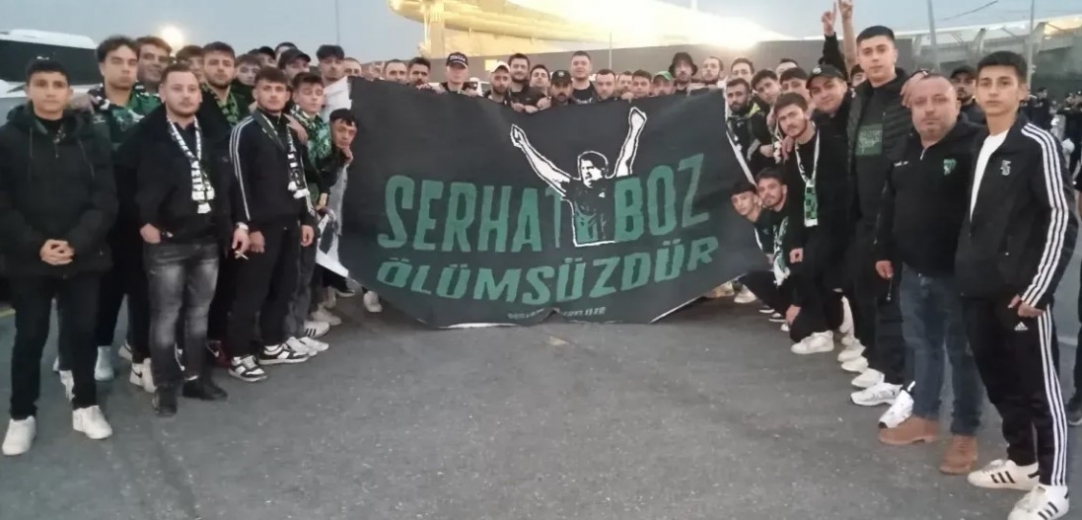 Merhum Serhat Boz'a tribünde pankartl anma