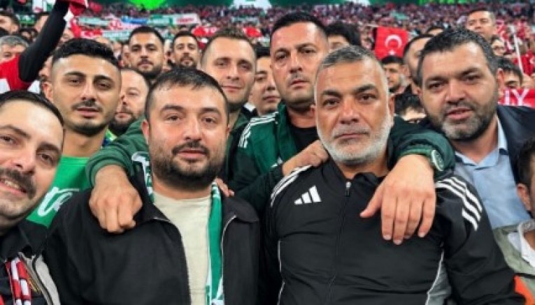 Milli maçta Hodri Meydan ve Teksas Tribün liderlerinin dostluk mesajları