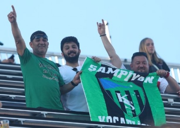 Millilerin Özel maçında Yeşil Siyah Miami tribününde