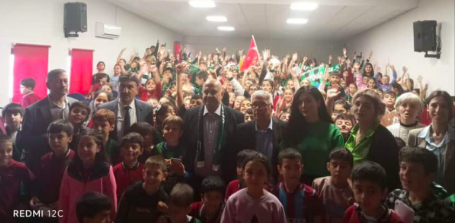Recep Başkan, Derince Fatih Ortaokulunda minik taraftarlarla buluştu