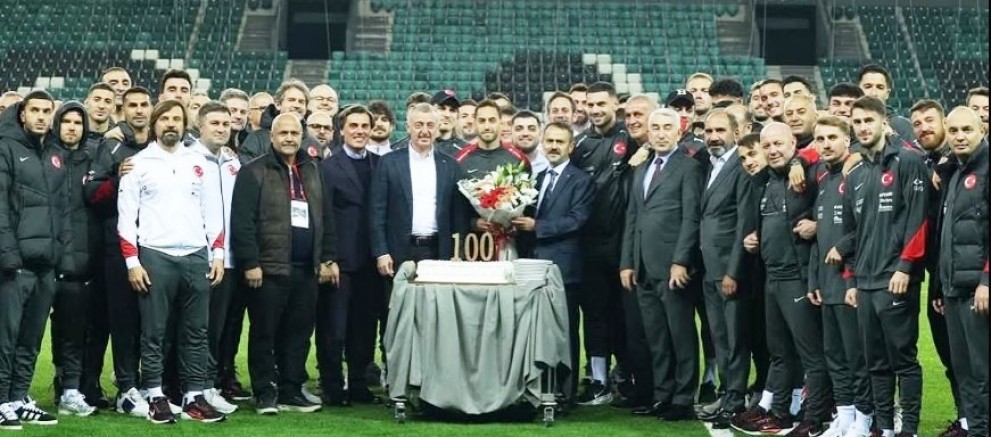 Recep Başkan Hakan Çalhanoğlu'nun stadyumda 100.maç kutlamasında