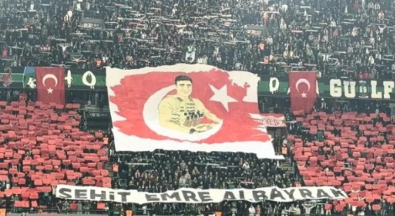 Şehit Emre Albayrak için tribünde pankart