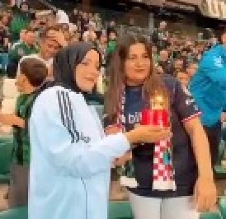 Songül'e tribünde süpriz doğumgünü kutlaması