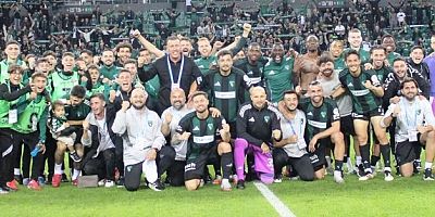 16 yıl sonra Süper Lig’deki ilk galibiyetin çoşkusunu sahada yaşadılar