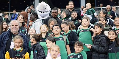 Anfi Dijksteel’e supriz doğumgünü tribünde
