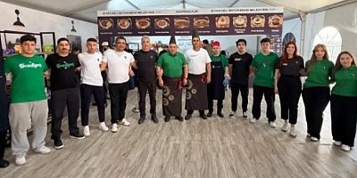 Antikkapı çalışanları Yeşil Siyah kıyafetle serviste