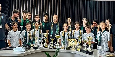 Durul'dan İzmit Tenis Akademisi sporcularına isimli formalar hediye