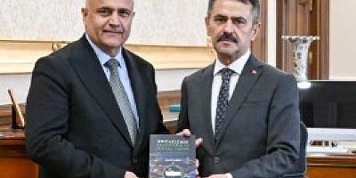 Başkanımız Durul Vali Aktaş'a kitabını sundu