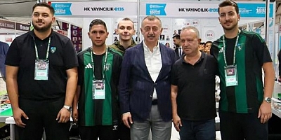 Büyükakın Kitap Fuarı Yeşil Siyahlı Standta