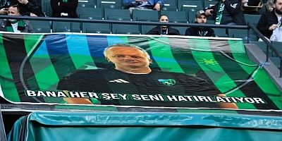 Cem Özer'in pankatı tribünlere asıldı