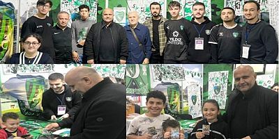 Durul Kitap Fuarı Kocaelispor standında genç taraftarlarla kart çekti