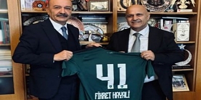Durul, TBMM'de Fikret Hayali'ye forma  takdim etti