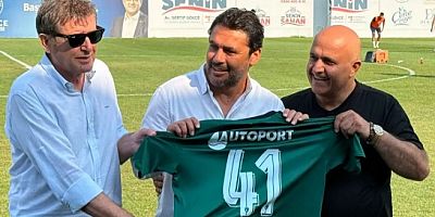 Durul'un Ahmed Hassan'a forma hediyesi