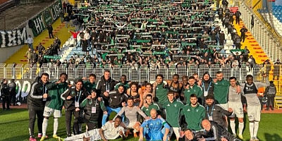 Futbolcular depasman tribününde galibiyet çokusunu taraftarlarla paylaştı