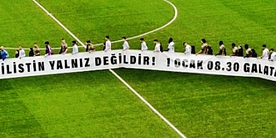 Futbolcular  “Filistin yalnız değildir” pankartıyla çıktı