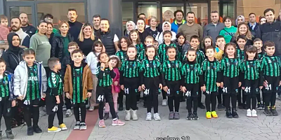 Futbolcular seramoniye Yönderli öğrencilerle çıktı