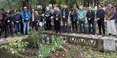 Gri Korayı dostları mezarı başında andı