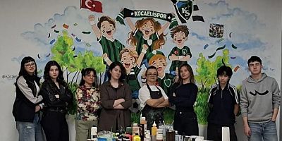 Güzel Sanatlılardan yeşil siyahlı duvar resmi