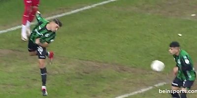 Hakem elle oynamayı VAR izlemeden geçiştirdi