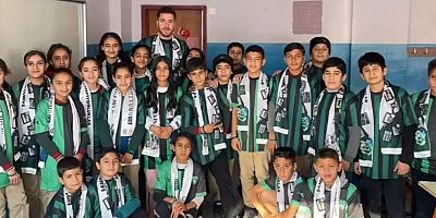 Hodri Meydan Urfa Haliliye Osmanlı Ortaokulu öğrencilerine atkı gönderdi