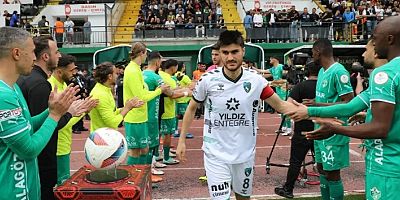 Iğdır FK şampiyonu maça çıkarken  selamladı