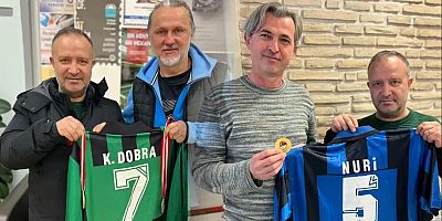 Kaan  Dobra ve Nuri'den müzeye forma bağışı