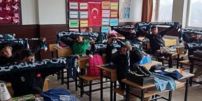 Kerem Erman'ın Vandaki çocuklara giyisi desteği