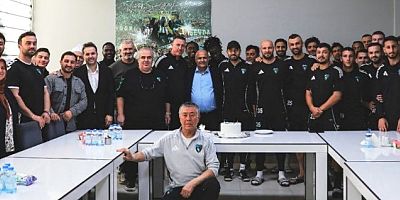 Kocaelispor futolcular,teknik heyet çalışanlar Recep Başkanın yaşgününde