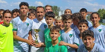 Kocaelispor U14 takımı Sakaryada Zafer Bayramı Kupasında şampiyon